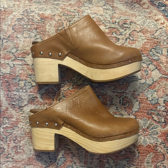 Chelsea & Violet Shoes - Chelsea & Violet Tan Leather Clogs with Wooden Heel in EUC!